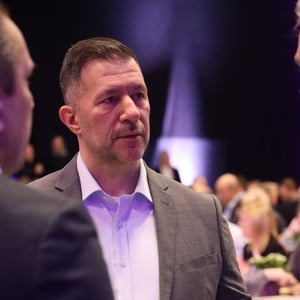 Magasin_2025_apr_markedsføring_SOME&NYHED_Hakan_